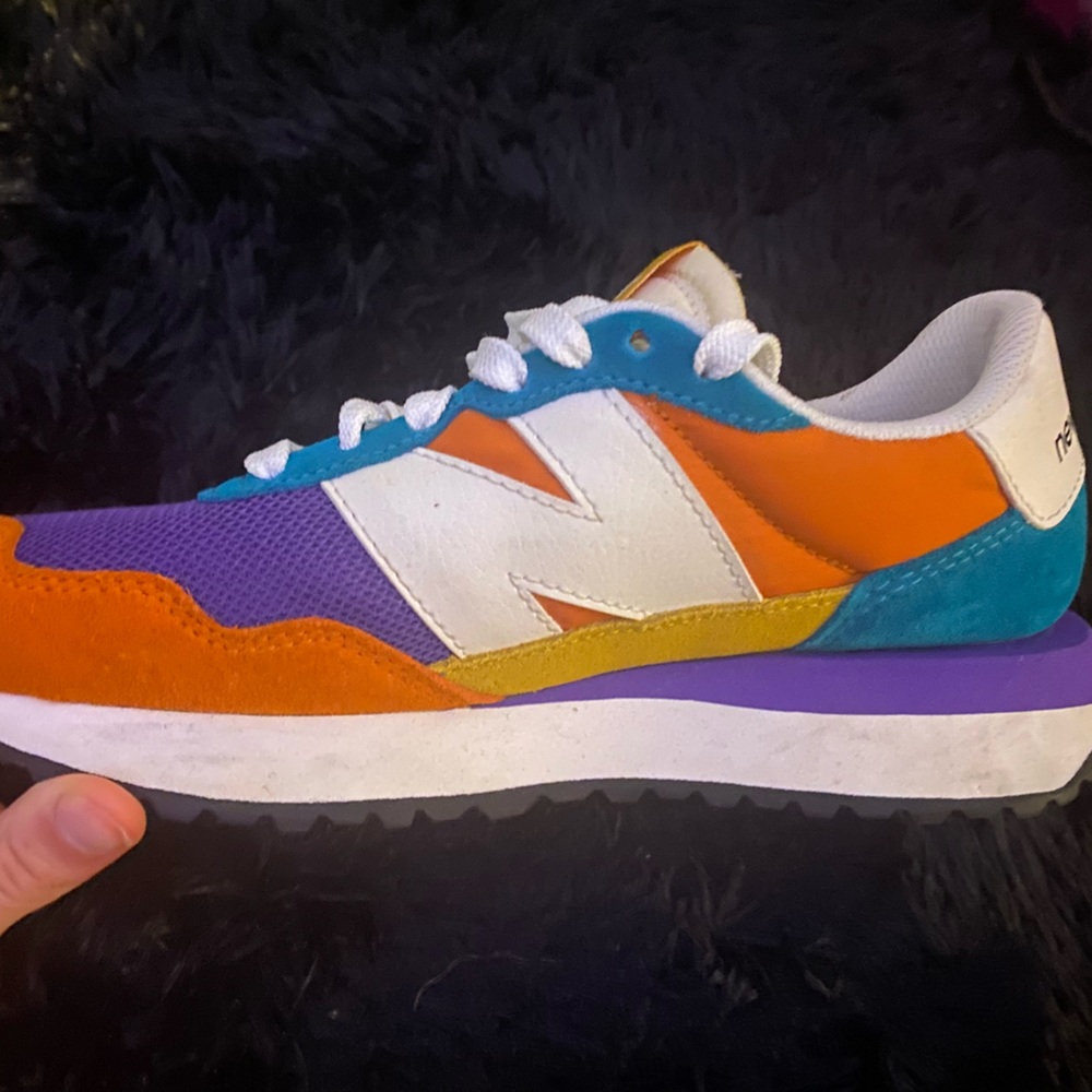 New balance shoes, never worn. They don’t fit me, they are a size 6 youth.